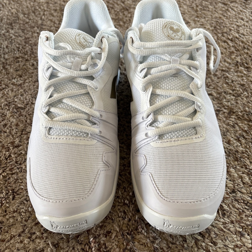 Court shoes